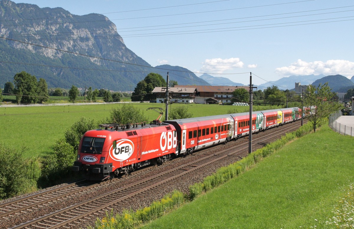 1116 225-4 ist am 26.7.2015 mit dem  ÖFB -Railjet von Wien West nach Innsbruck unterwegs. Hier bei Kirchbichl, kurz vor dem nächsten Halt in Wörgl.