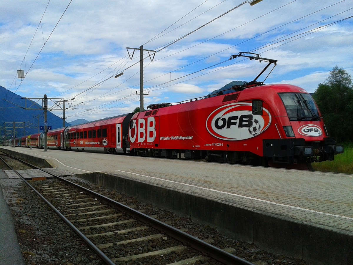 1116 225-4 mit dem  ÖFB-railjet  als railjet 632 (Lienz - Wien Hbf) am 18.6.2015 beim Halt in Greifenburg-Weißensee.