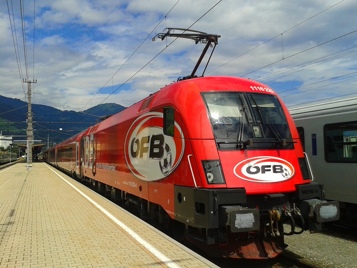 1116 225-4 mit dem  ÖFB-railjet  als railjet 632 (Lienz - Wien Hbf) am 18.6.2015 in Lienz.
