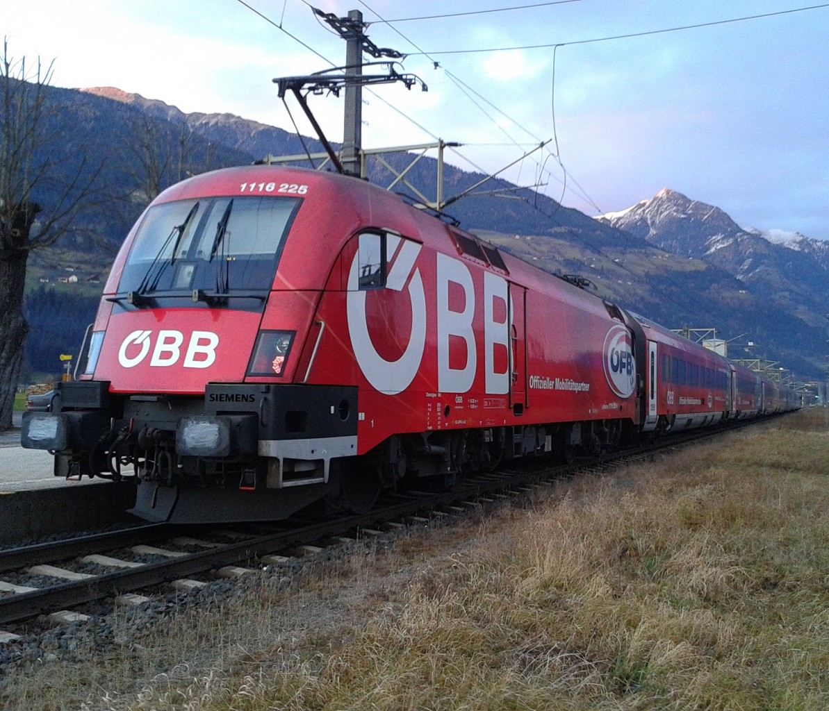 1116 225-4  ÖFB-railjet  am Zugschluss des railjet 632 (Lienz - Wien Hbf) am 27.11.2015 beim Halt in Greifenburg-Weißensee.	
