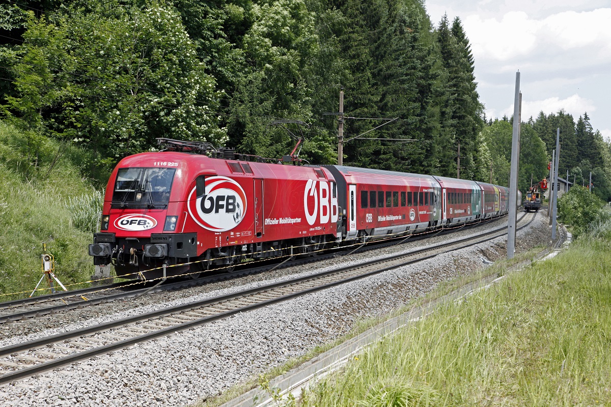 1116 225 als Railjet bei Steinhaus am 12.07.2015.