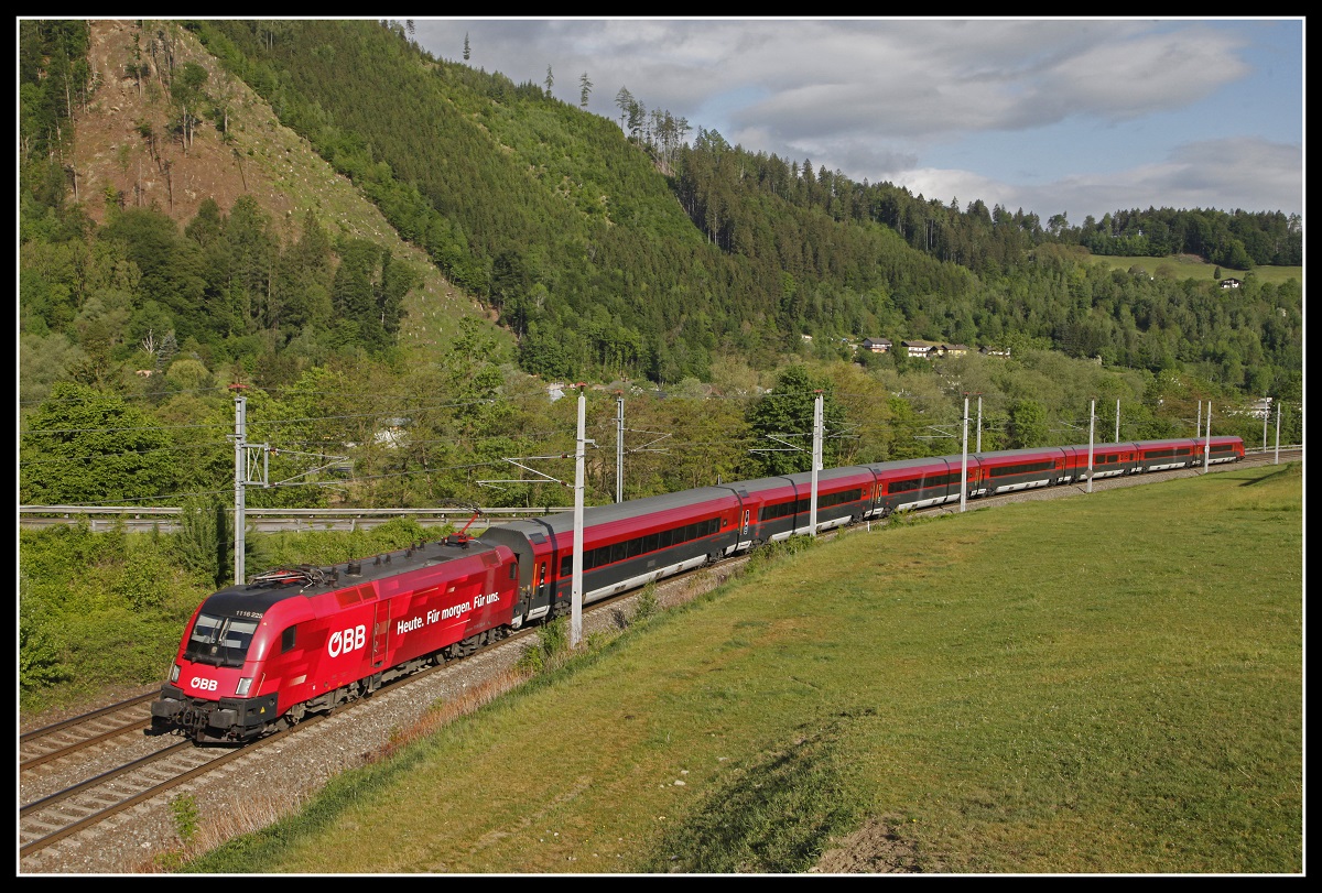 1116 225 als RJ551 bei Bruck/Mur am 14.05.2020.