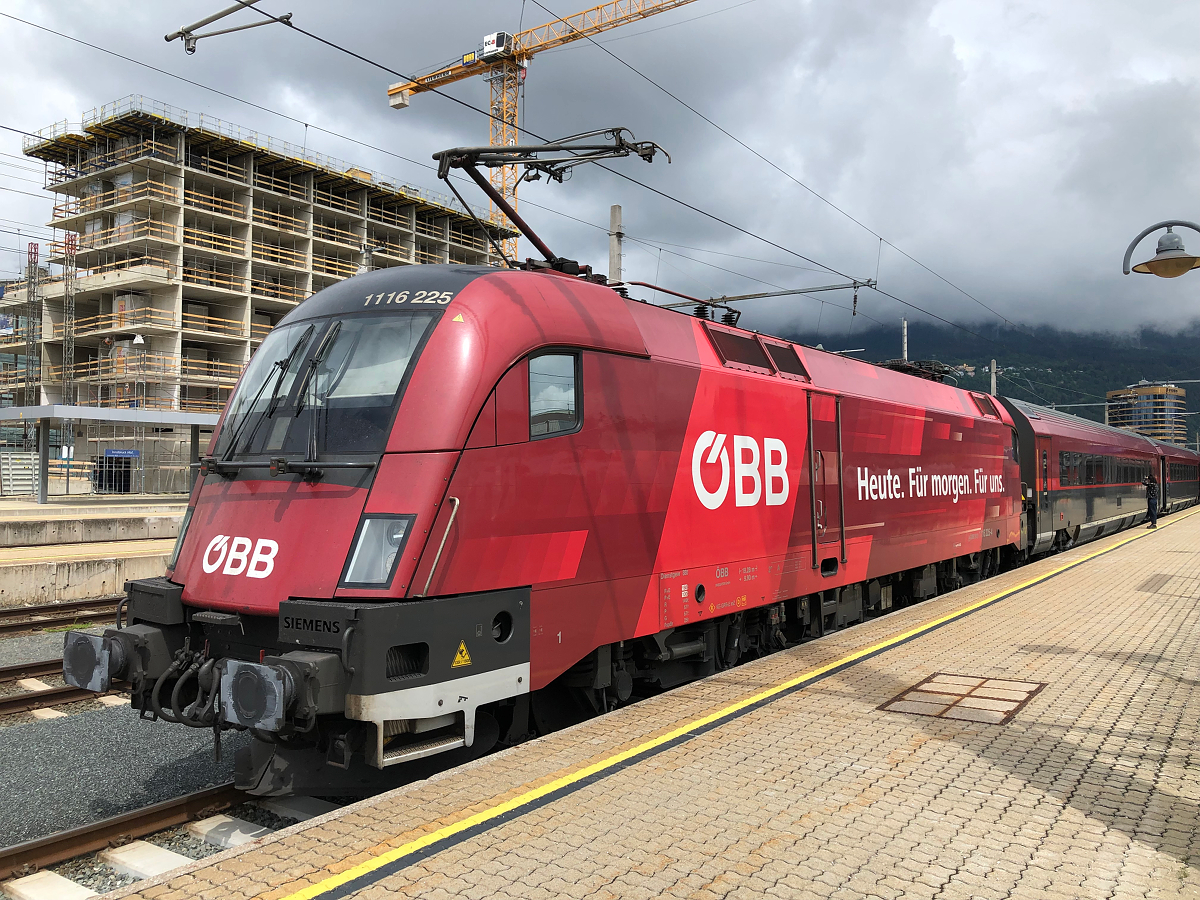 1116 225  Heute. Für morgen. Für uns.  am Zugschluss des RJX 563 nach Flughafen Wien. Innsbruck Hbf am 06.06.2021