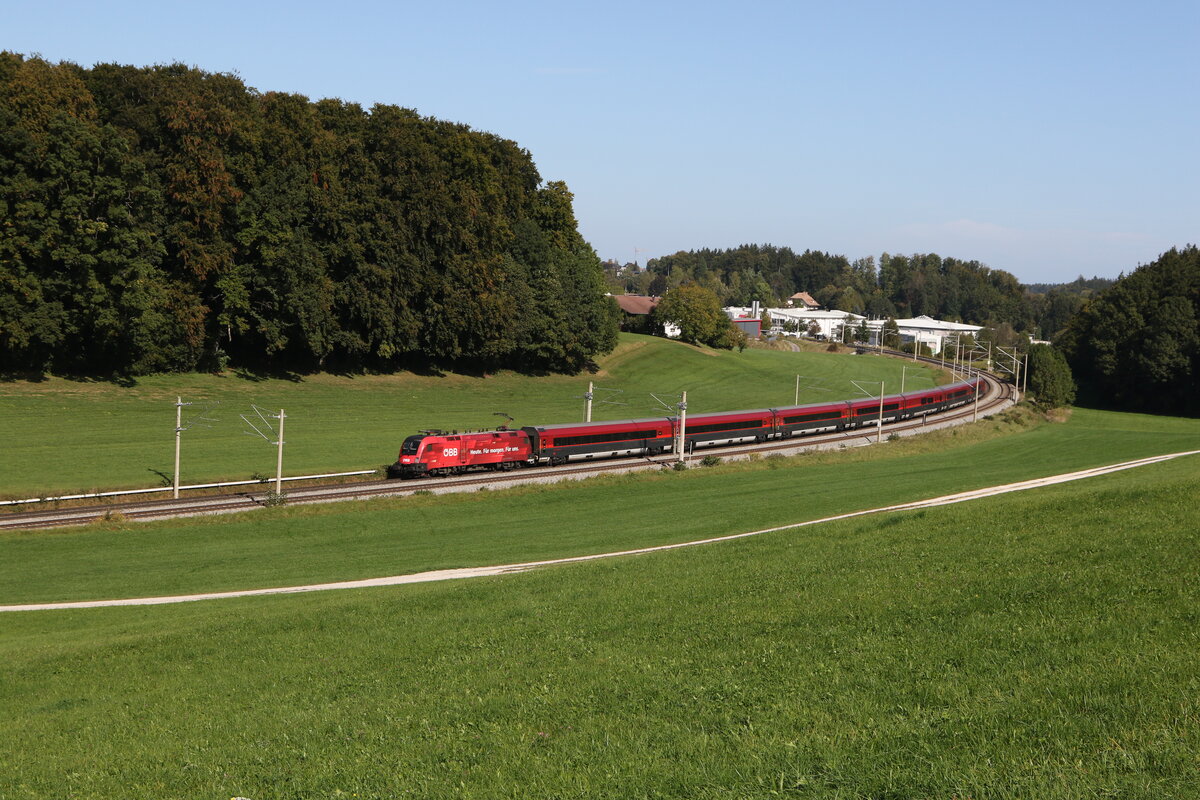 1116 225 mit einem  Railjet   aus Salzburg kommend am 3. Oktober 2023 bei Axdorf.