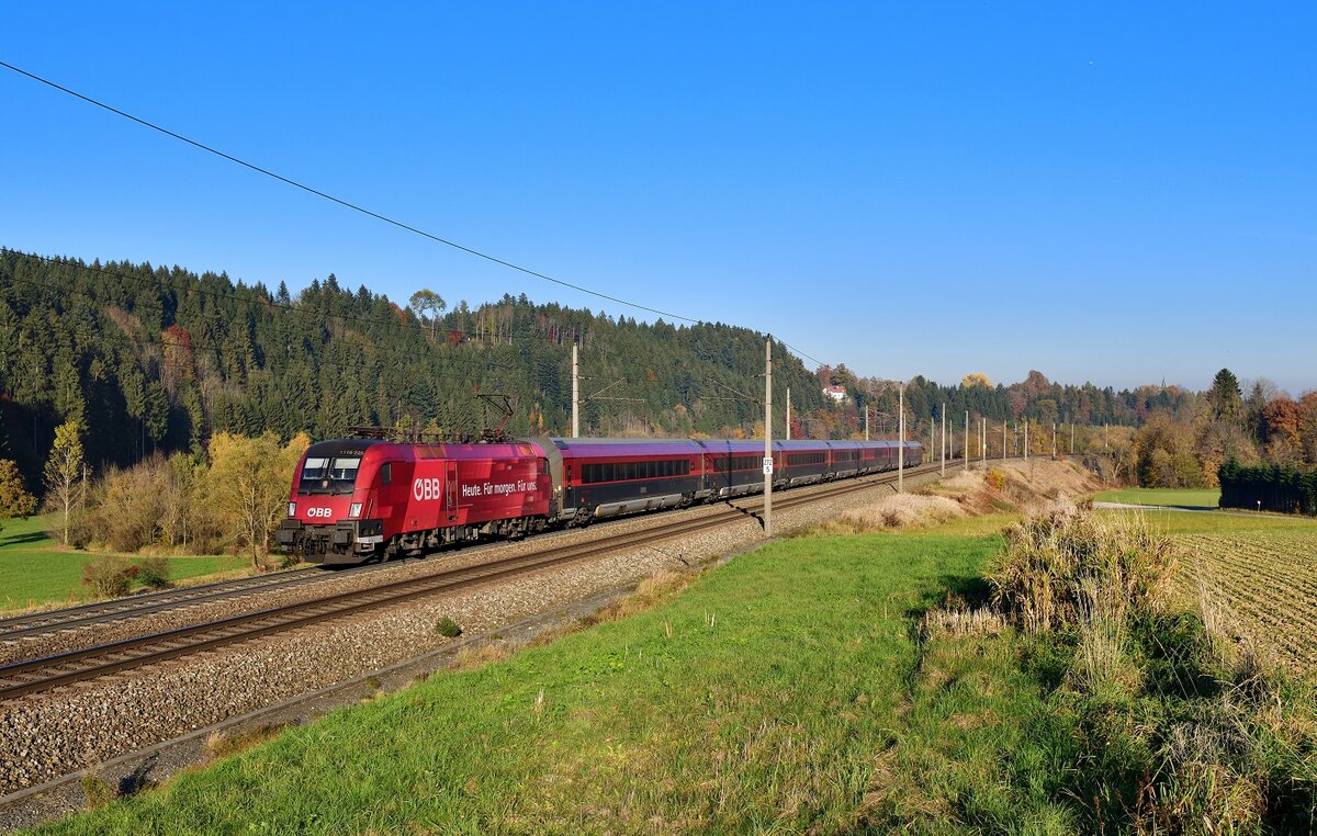 1116 225 mit einem RJ am 29.10.2021 bei Pöndorf.