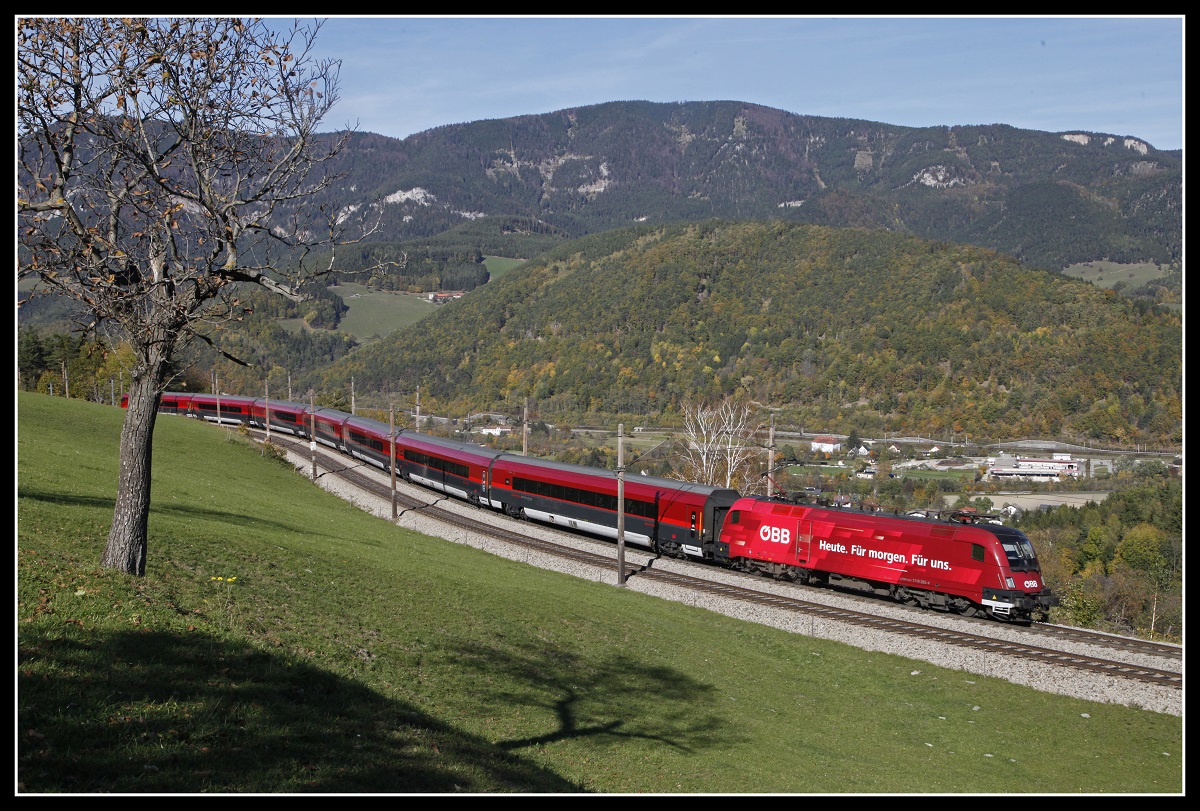 1116 225 mit Railjet bei Eichberg am 24.10.2019.