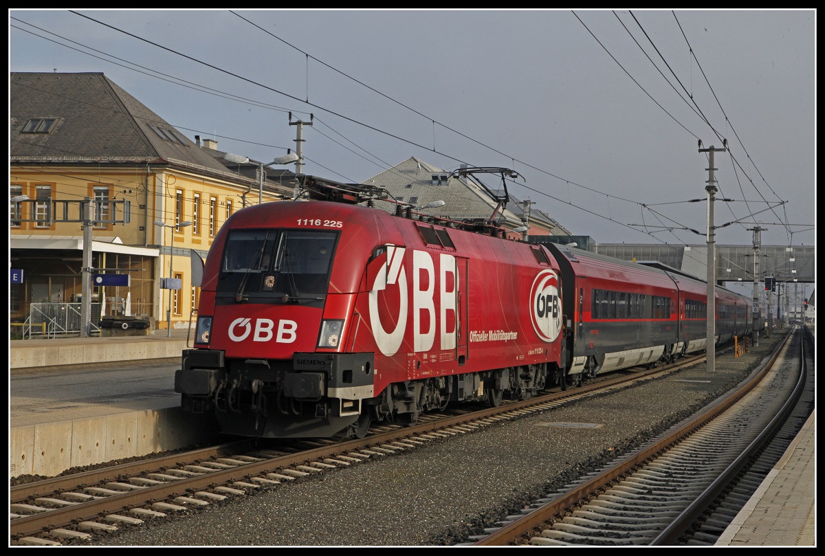 1116 225 mit Railjet fährt am 18.12.2018 in Klagenfurt Hbf. aus dem Bahnsteig 3 aus.