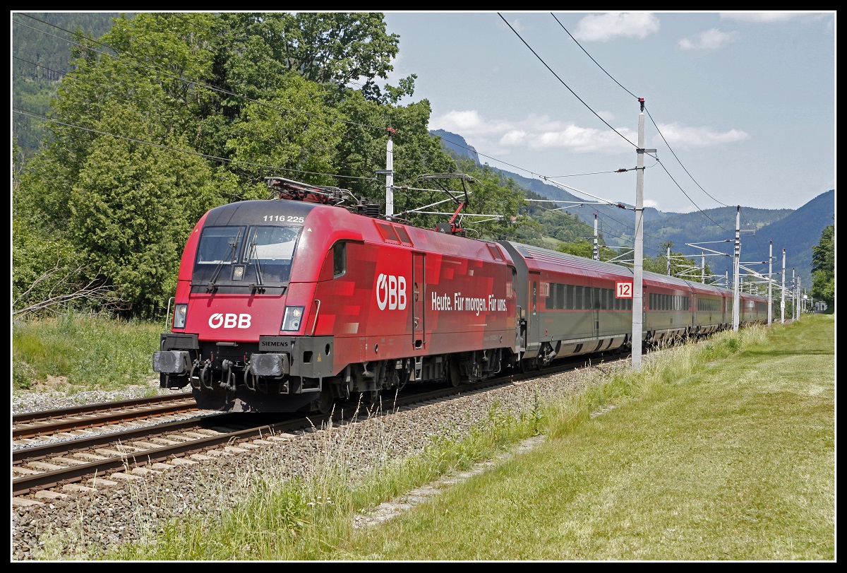 1116 225 mit RJ559 bei Frohleiten am 23.06.2020.