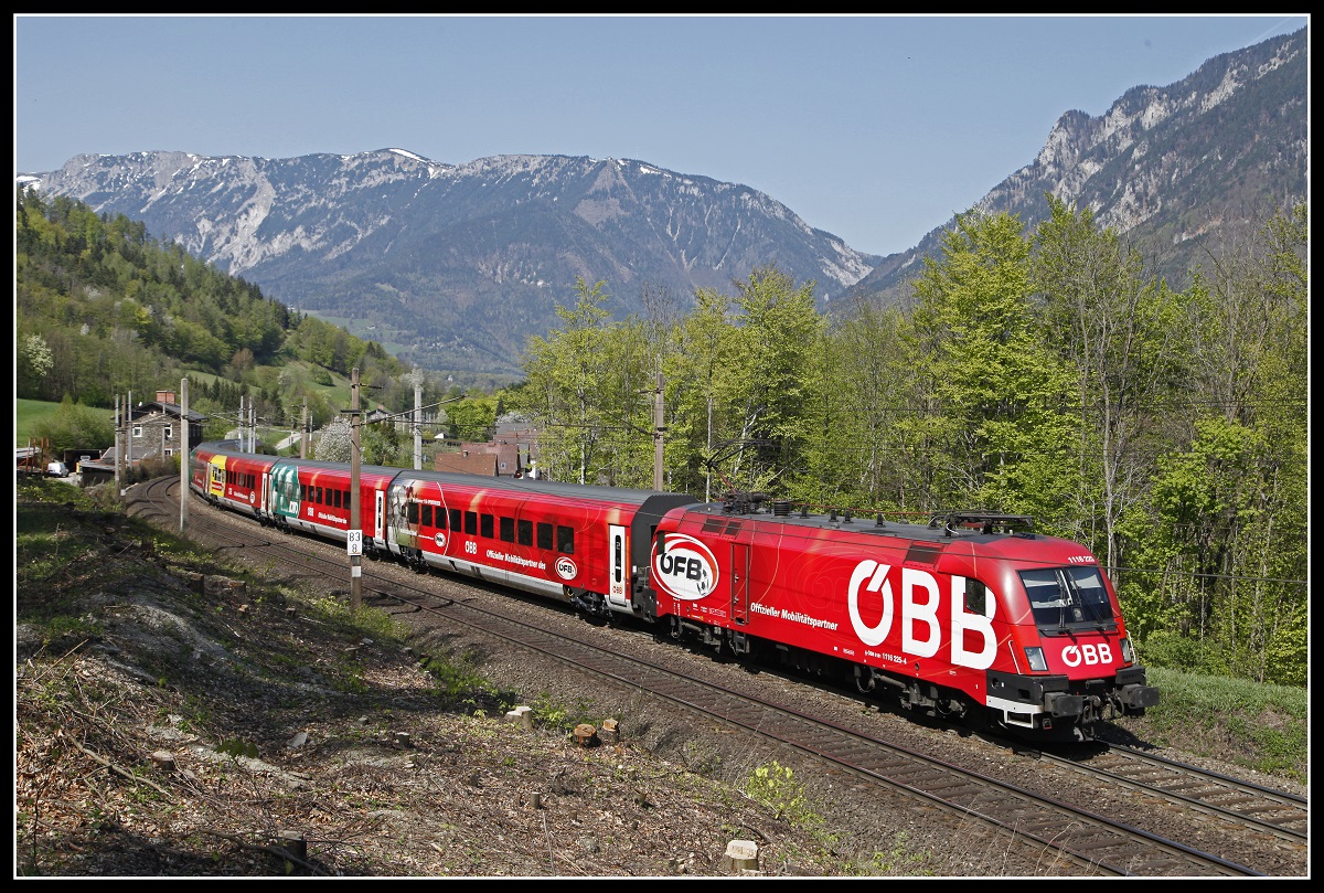 1116 225 (ÖFB) als Railjet bei Payerbach am 19.04.2018.