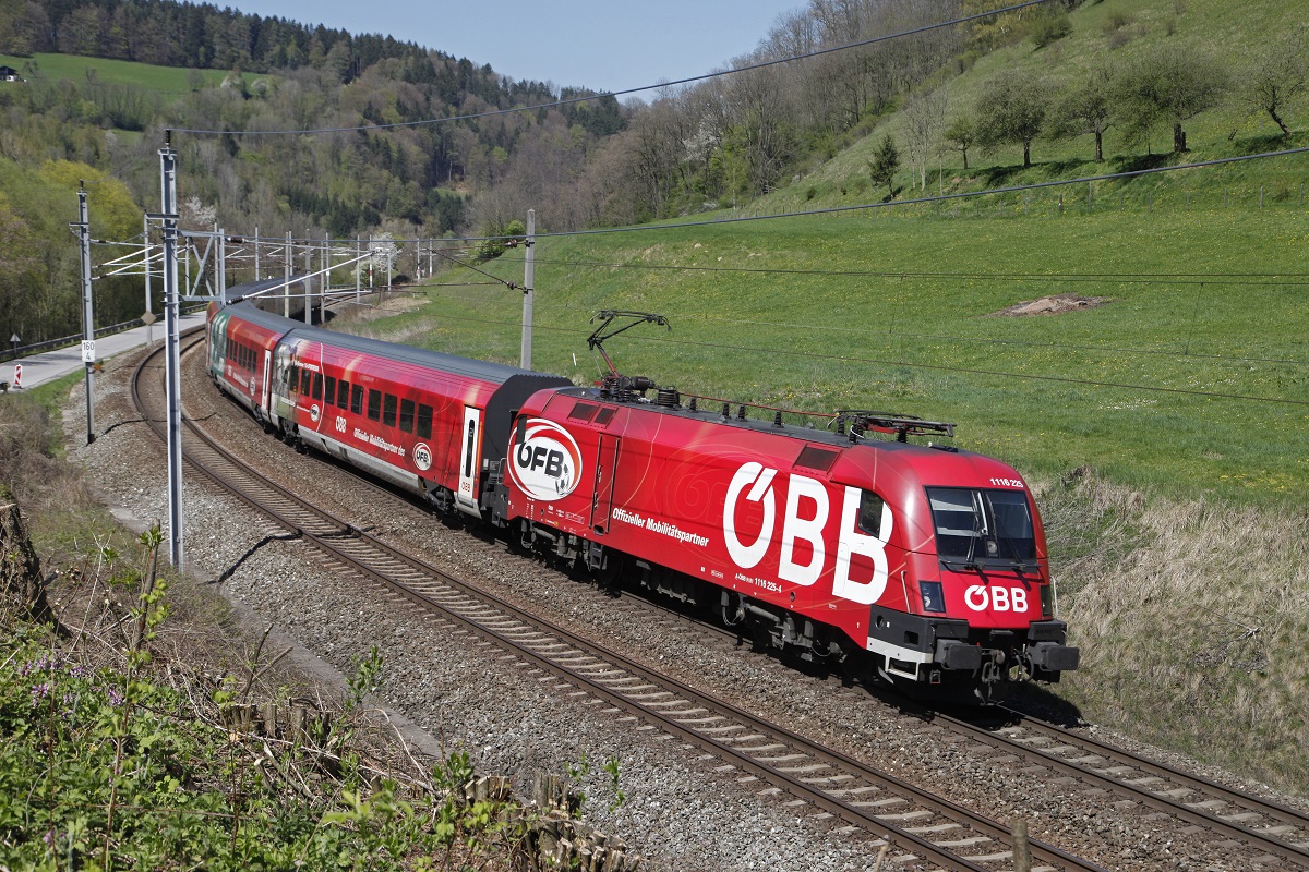 1116 225 (ÖFB) als Railjet kurz nach Bruck an der Mur am 11.04.2016.