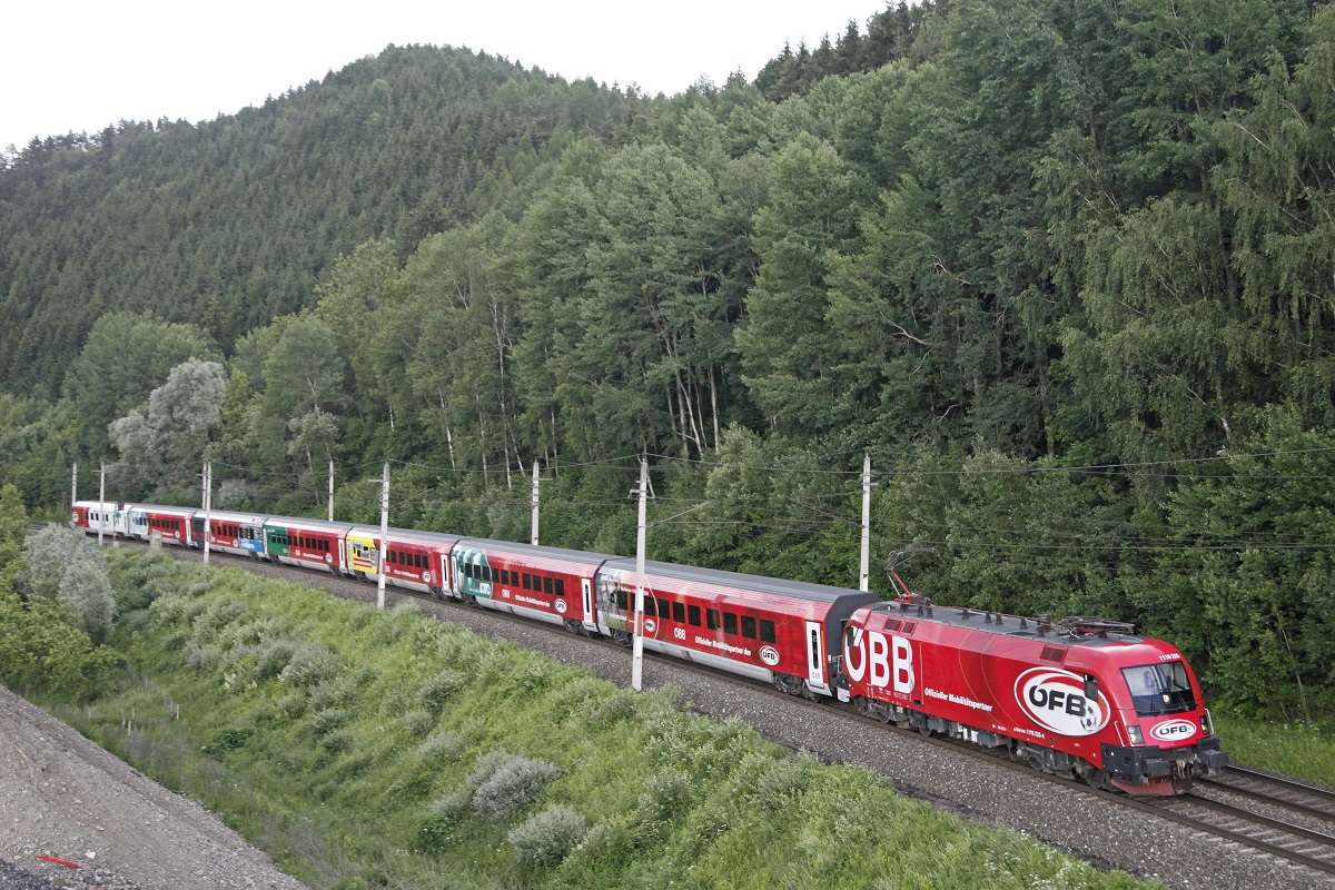 1116 225 (ÖFB) als RJ631 bei Niklasdorf am 13.06.2015.
