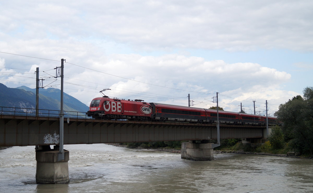 1116 225 ÖFB mit RJ 869  OS 3520 LZS-VIE  (Ötztal - Flughafen Wien) auf der Innbrücke bei Brixlegg, 26.08.2018.
