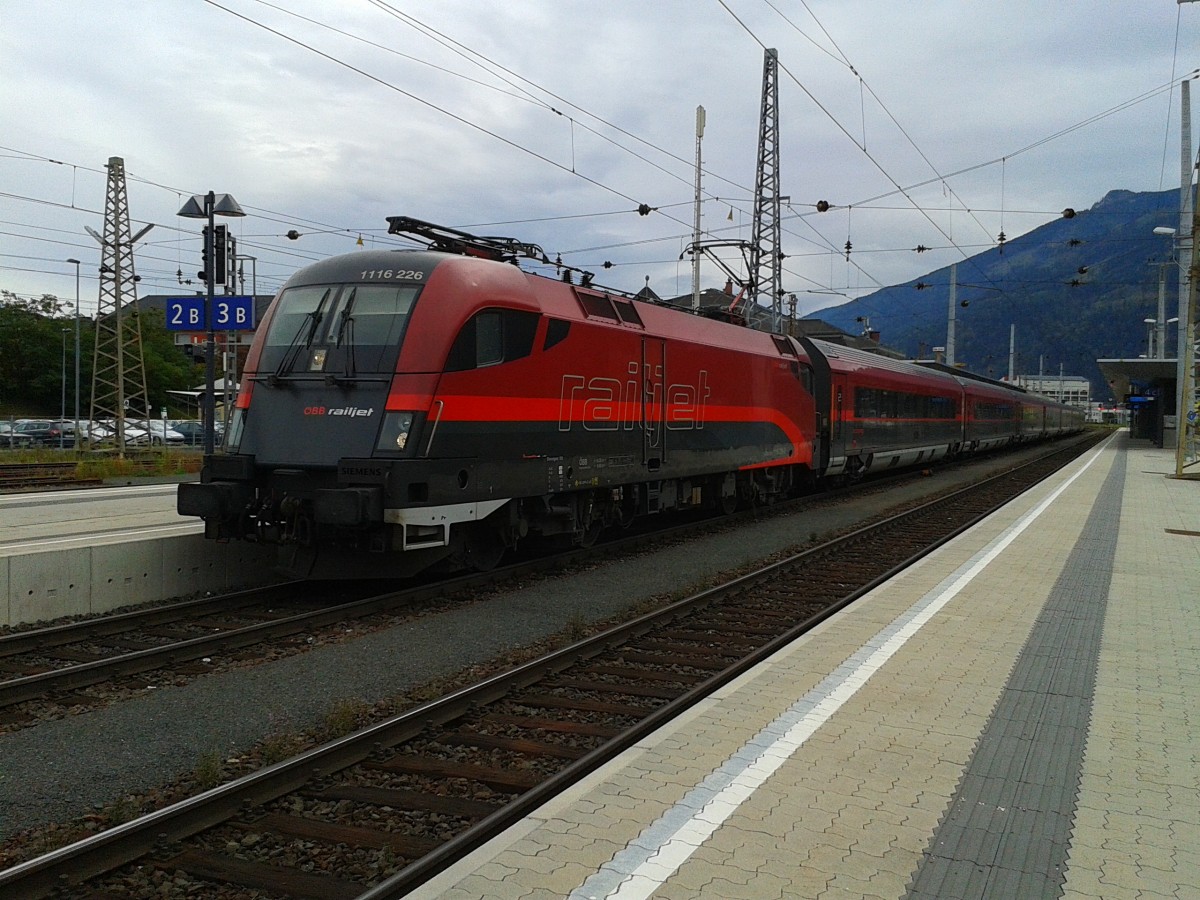 1116 226-2 mit railjet 533 (Wien Hbf - Lienz) am 6.10.2015 beim Halt in Spittal-Millstättersee.