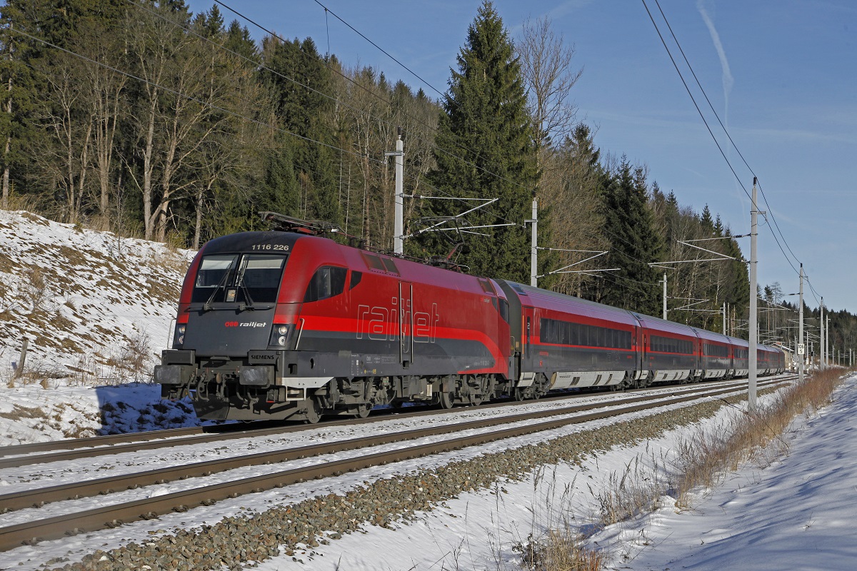 1116 226 mit Railjet bei Steinhaus am 6.12.2017.