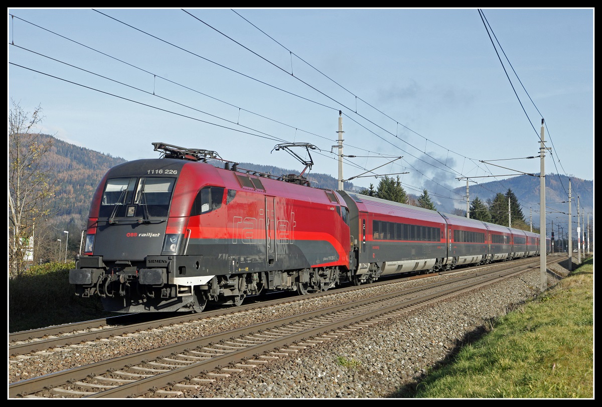 1116 226 mit Railjet bei Niklasdorf am 22.11.2019.