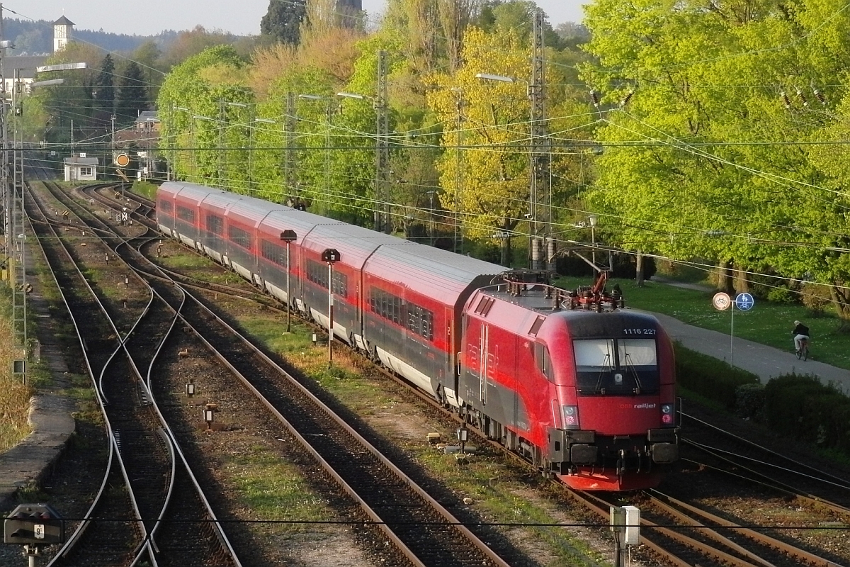 1116 227 mit ihren Railjet-Wagen fhrt am 17.04.2011 nach Erreichen des Zielbahnhofs Lindau ohne Passagiere ber den Bodenseedamm Richtung Bregenz. Ob die Railjet-Garnitur bis zum Start am nchsten Tag ab Lindau im Bahnhof von Bregenz oder an einem anderen Ort abgestellt wird ist nicht bekannt.