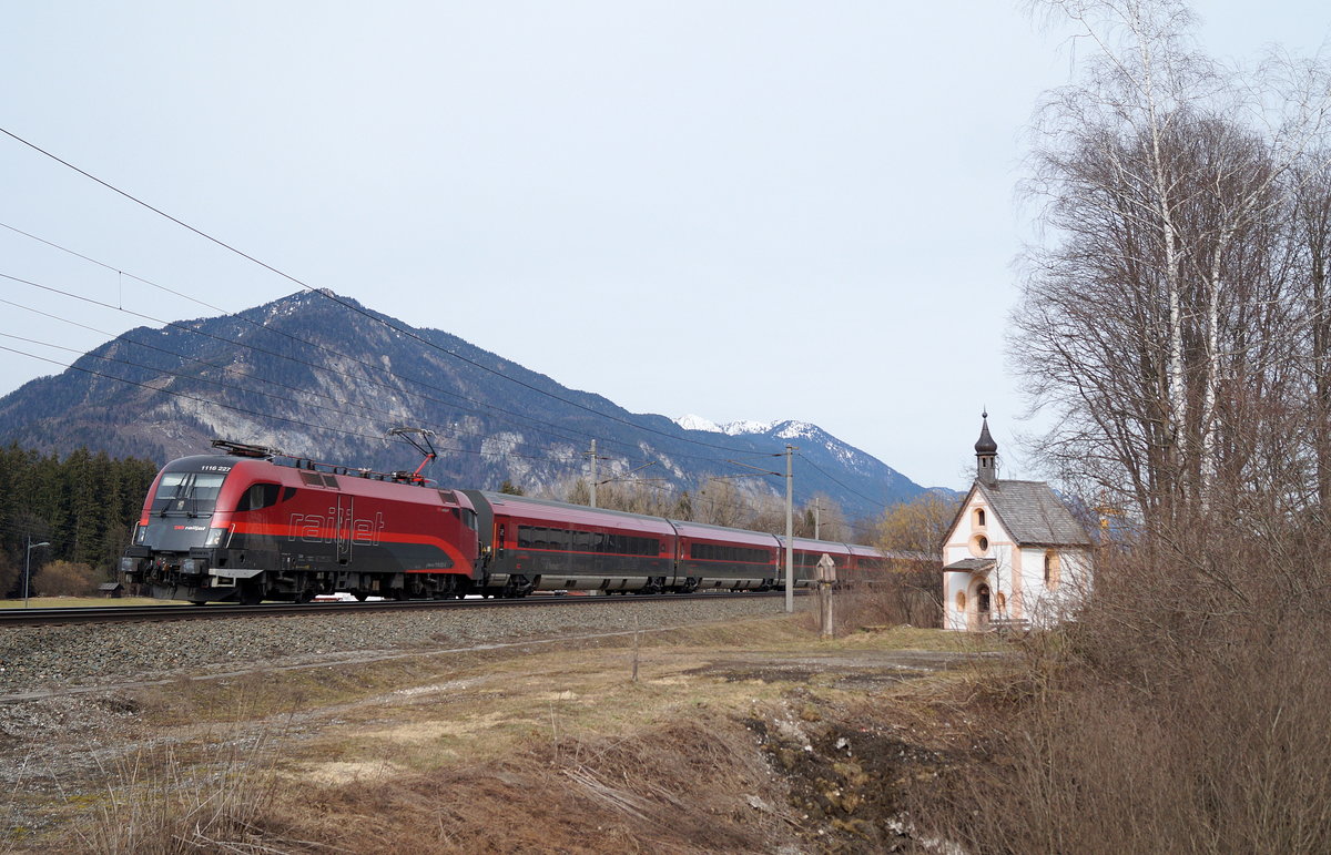 1116 227 mit RJX 860  OS 3507 VIE-LZS  (Flughafen Wien - Bregenz) bei Brixlegg, 09.03.2019.