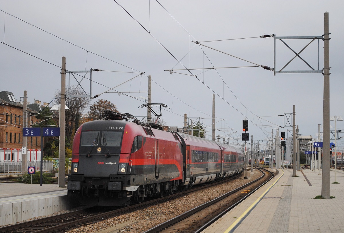 1116 228 + RJ 653 bei der Einfahrt in Wien - Meidling. (31.10.2020)
