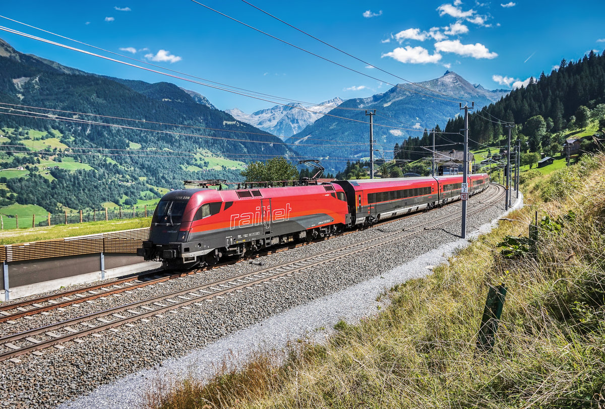 1116 228-8 durchfährt mit dem railjet 793 (Klagenfurt Hbf - Salzburg Hbf - Flughafen Wien (VIE)) den ehemaligen Bahnhof Angertal.
Aufgenommen am 30.8.2017.