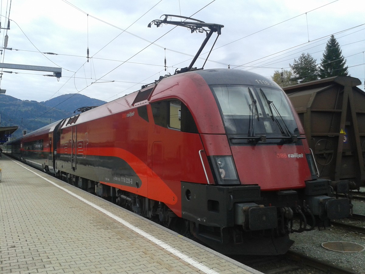 1116 228-8 mit railjet 530 (Lienz - Wien Meidling) am 16.10.2014 in Lienz.
