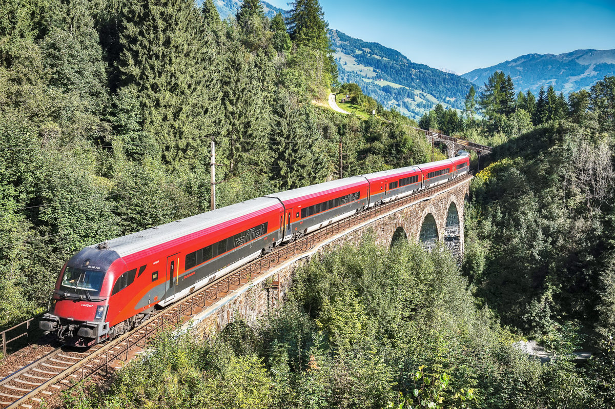 1116 228-8 schiebt den railjet 898 (Linz Hbf - Salzburg Hbf - Klagenfurt Hbf) über das Hundsdorfer-Viadukt bei Bad Hofgastein.
Aufgenommen am 30.8.2017.