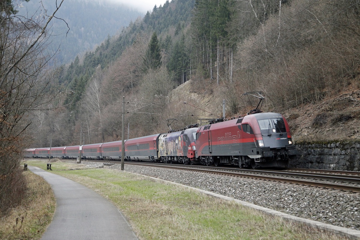 1116 229 + 1116 153 mit Railjet bei Mixnitz am 13.12.2016.