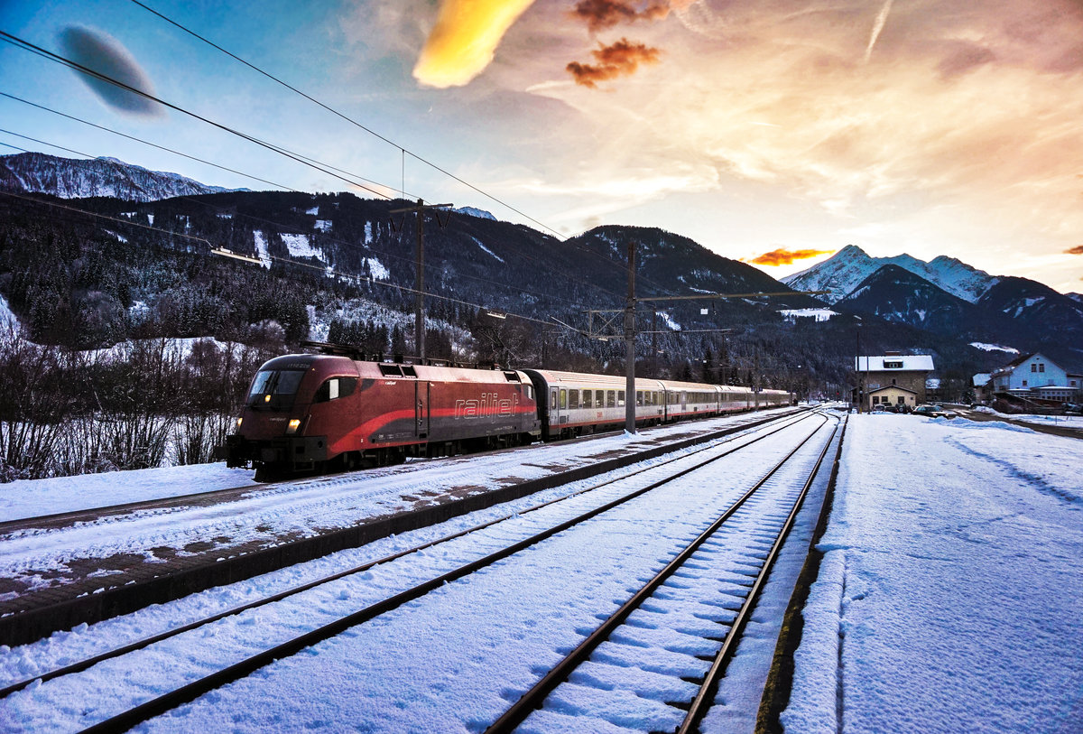 1116 229-6 hält mit dem IC 632  Lienzer Dolomiten  (Lienz - Wien Hbf) im Bahnhof Greifenburg-Weißensee.
Aufgenommen 21.12.2017.