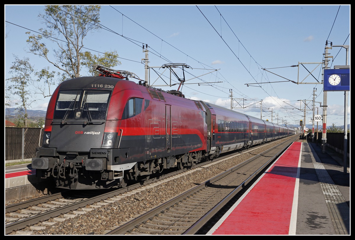 1116 230 mit Railjet in Oftering am 4.11.2019.