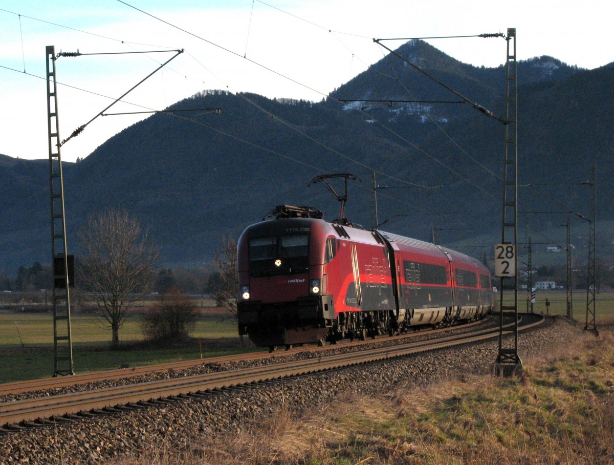 1116 230 vor Railjet kurz vor Prien am Chiemsee, 03.01.2014