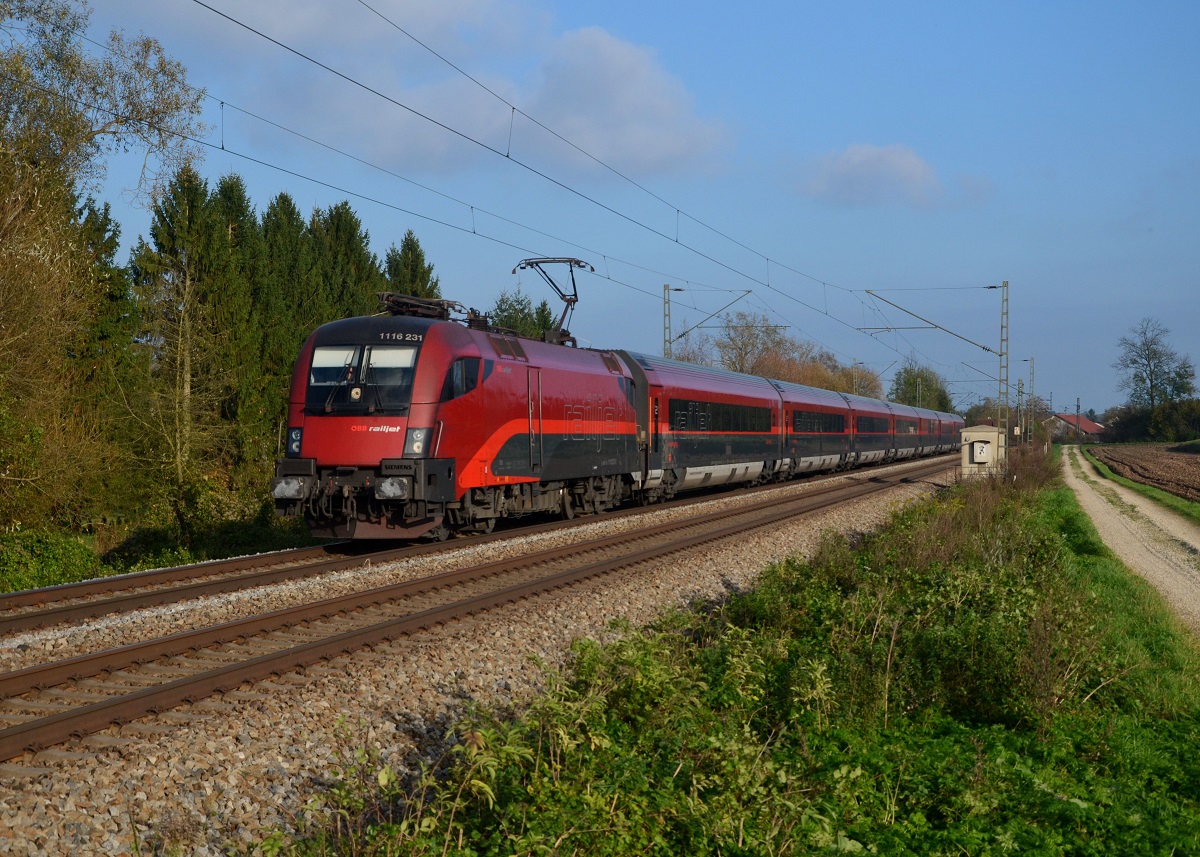 1116 231 mit einem wegen Bauarbeiten im Chiemgau umgeleiteten Railjet nach München am 26.10.2014 bei Langenisarhofen.