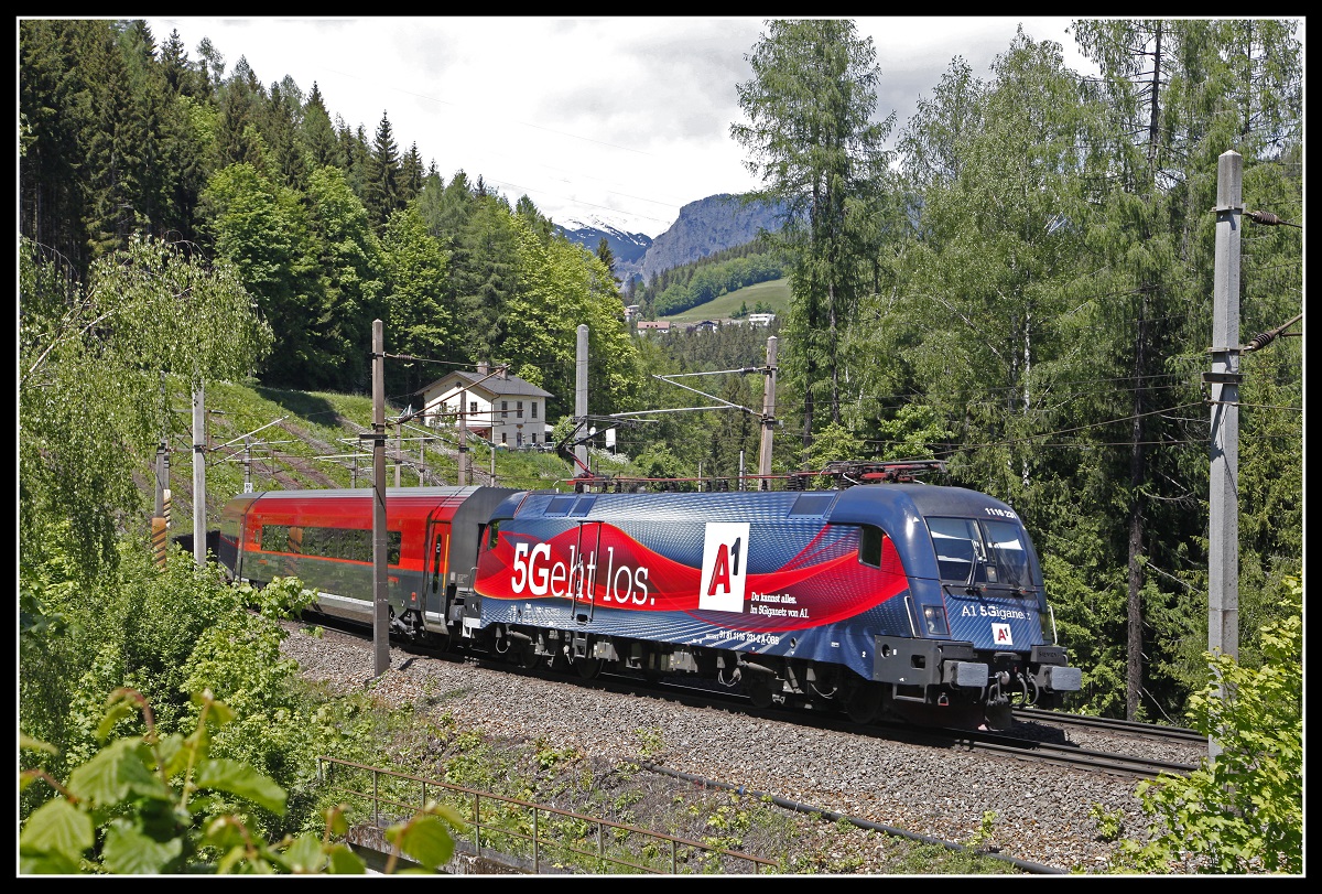 1116 231 mit Railjet bei Breitenstein am 27.05.2020.