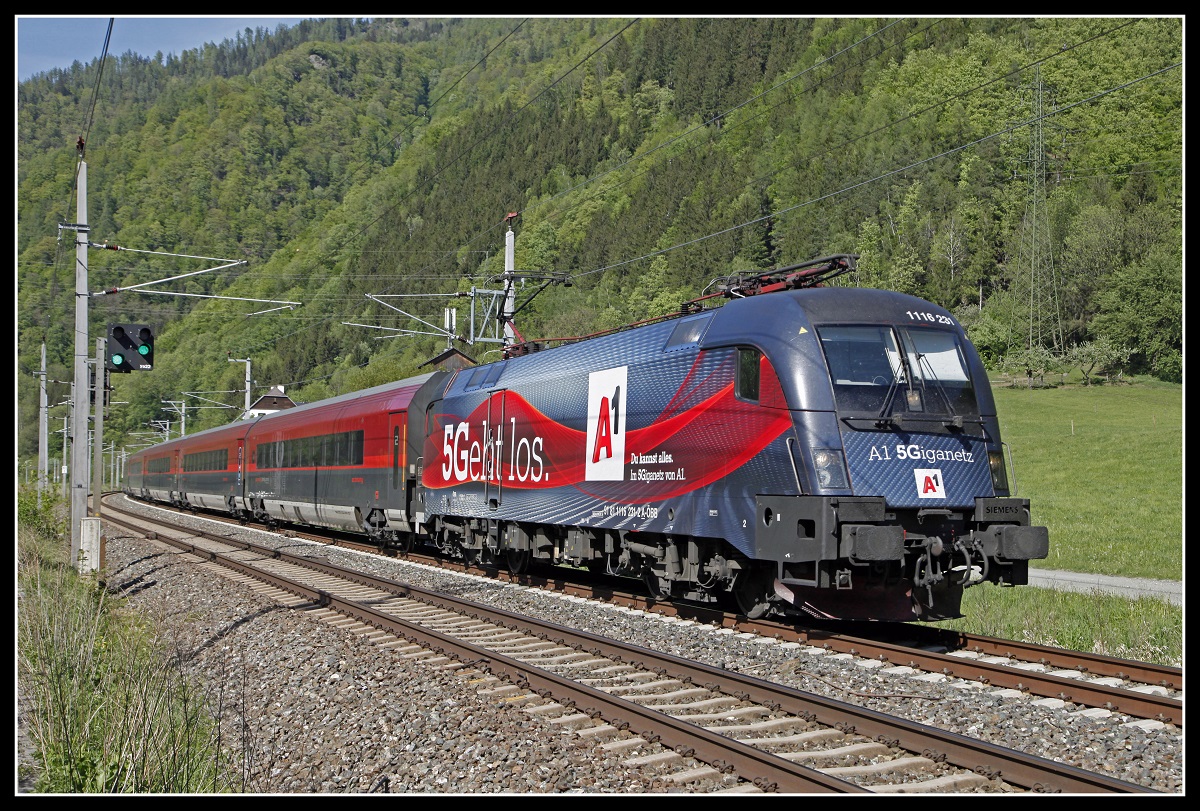 1116 231 mit Railjet zwischen Bruck/Mur und Pernegg am 8.05.2020.