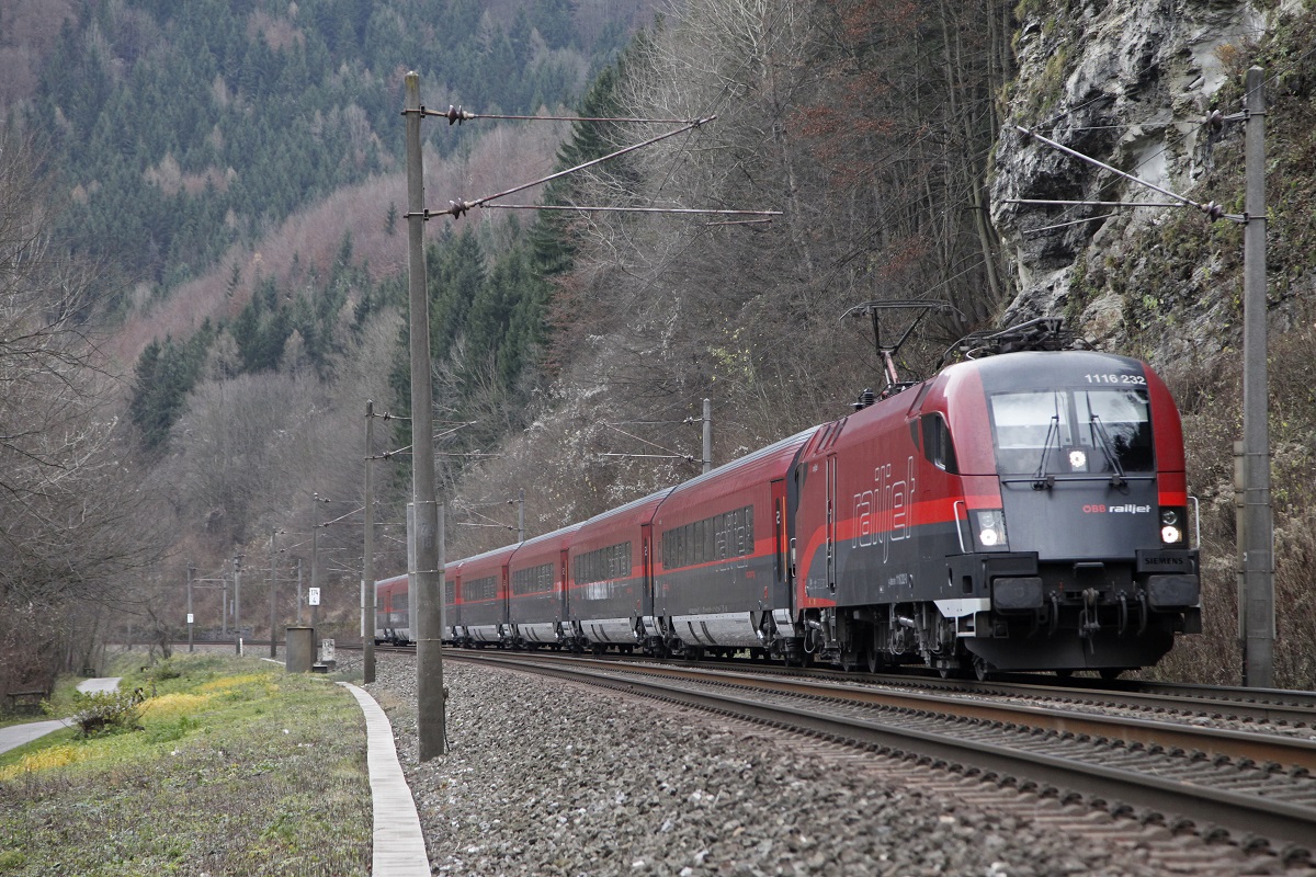 1116 232 ist am 11.12.2014 zwischen Mixnitz-Bärenschützklamm und Frohnleiten als RJ557 unterwegs.
