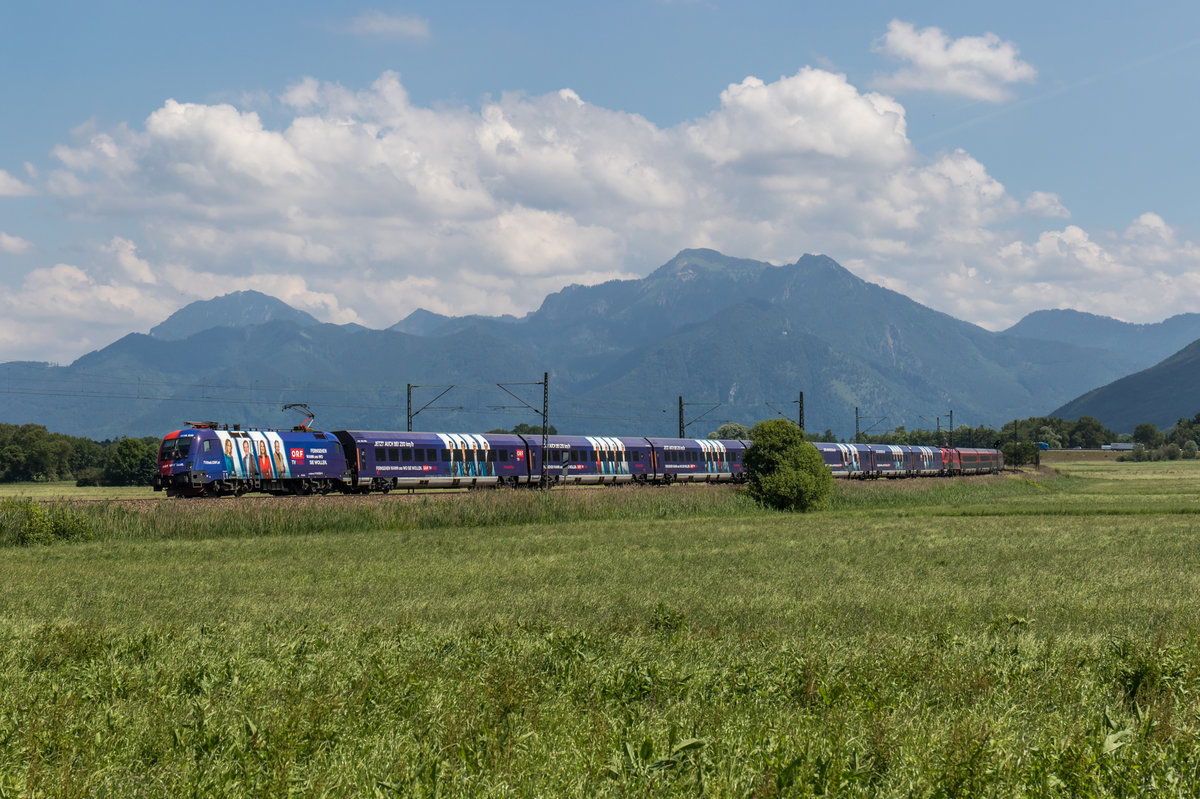 1116 232 ist mit der ORF-Railjet-Garnitur unterwegs in Richtung Innsbruck, aufgenommen am 10. Juni 2016 bei Weisham.