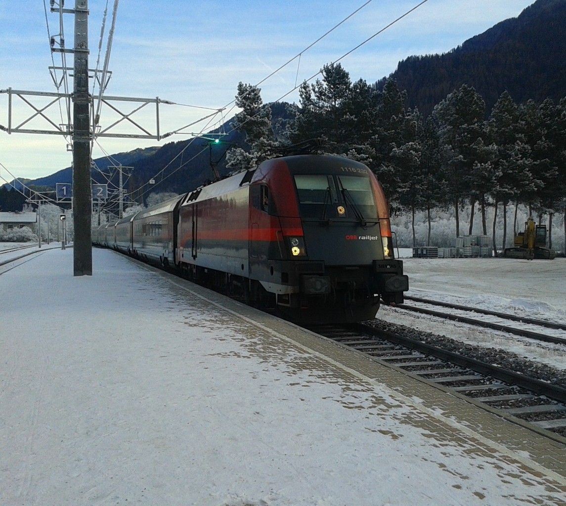 1116 232 mit railjet 533 (Wien Hbf - Lienz) am 11.12.2015 bei der Durchfahrt in Dellach im Drautal.
Aufgrund der Semmering-Sperre begann der Zuglauf an diesem Tag erst in Mürzzuschlag.