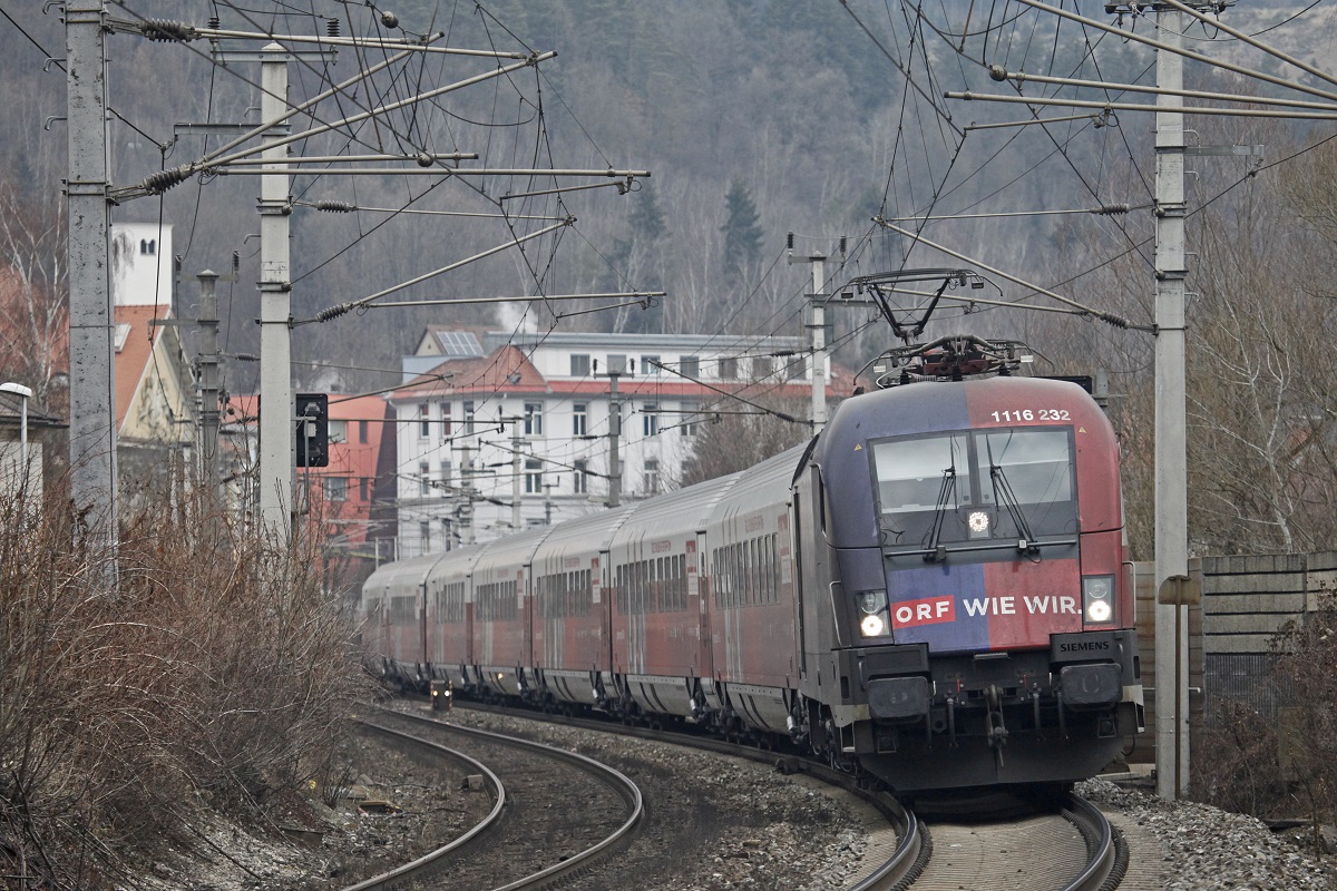 1116 232 mit Railjet bei Kapfenberg am 16.12.2016.