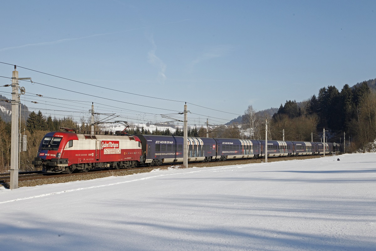 1116 232 mit Railjet bei Kindberg am 25.01.2017.