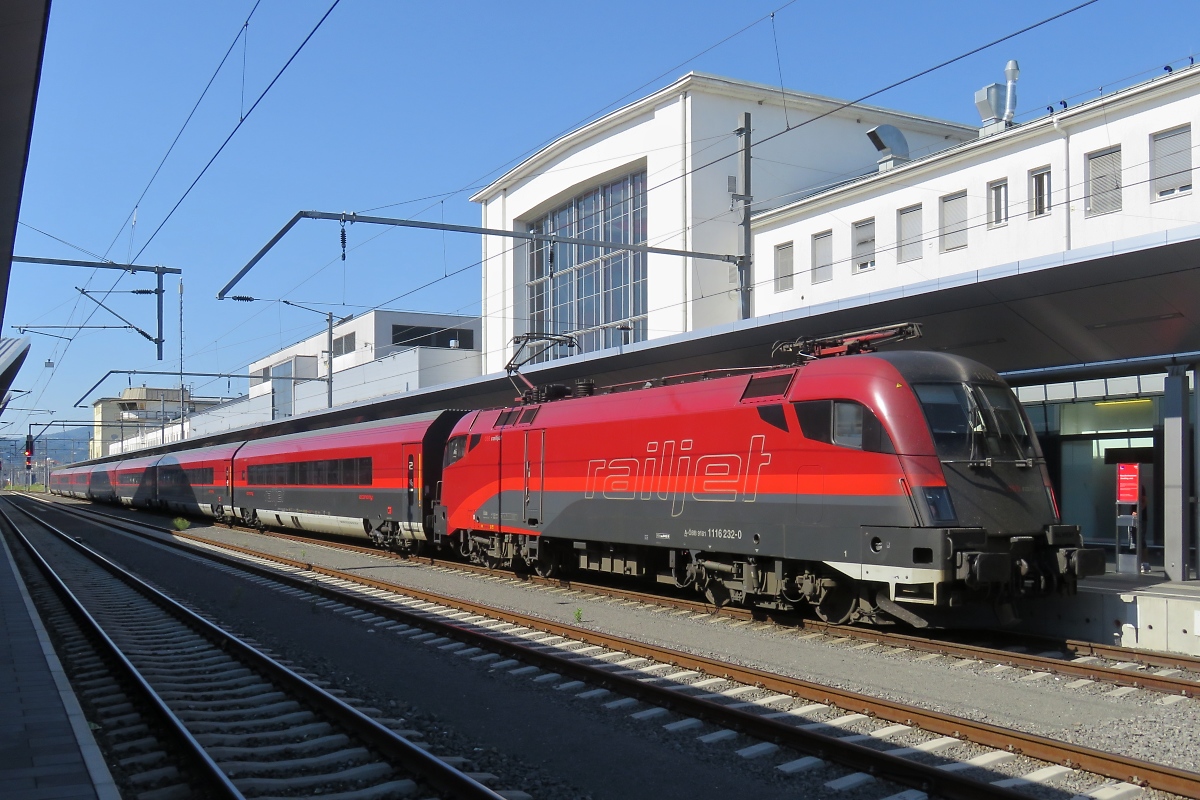 1116 232 mit Railjet im Hauptbahnhof Graz auf Gleis 1, 30.6.19 

<a href= https://www.bahnvideos.eu/video/oesterreich~e-loks~br-1116-railjet/21228/einfahrt-eines-oebb-railjet-mit-1116-232.html >Video der Einfahrt</a>