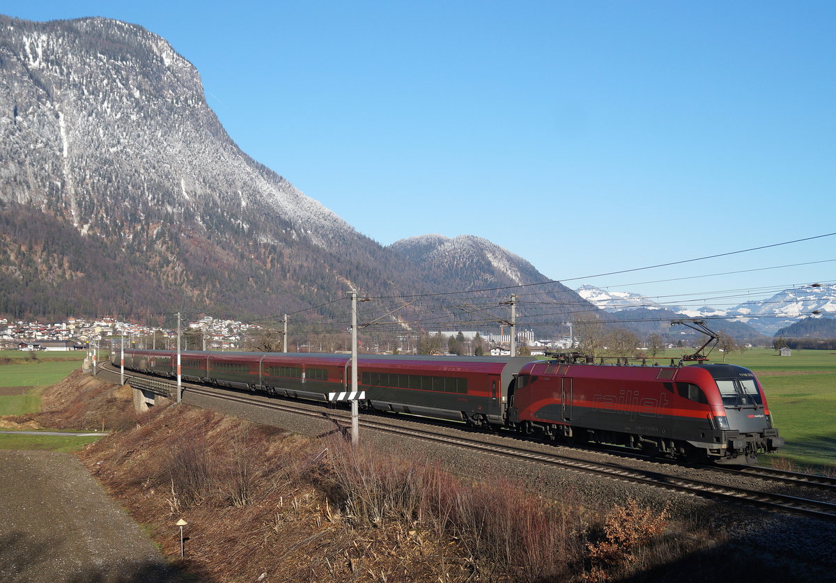 1116 233 als hinterer Zugteil des RJX 563  OS 3514 LZS-VIE  (Innsbruck Hbf - Flughafen Wien) bei Langkampfen, 26.12.2018.