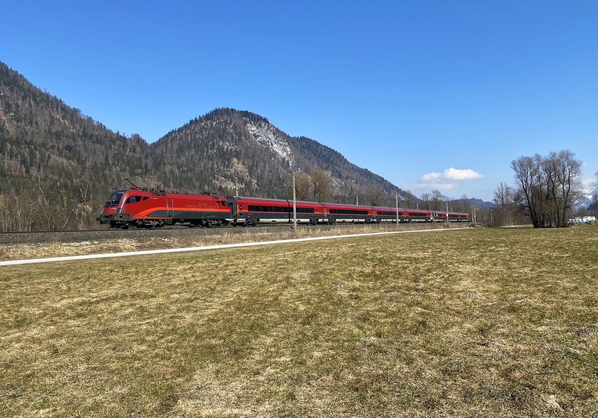 1116 233 mit dem RJ 865  Achensee  (Bregenz - Wien Hbf) bei Schaftenau, 05.03.2022.