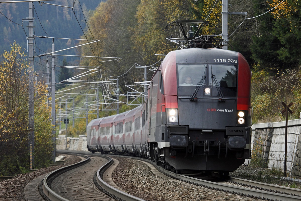 1116 233 mit RJ650 bei Spital am Semmering am 31.10.2013. Die Wagengarnitur dieses Zuges wurde unpassend zur Lok aus der Railjetgarnitur 49 (Lange Fahne) gebildet.