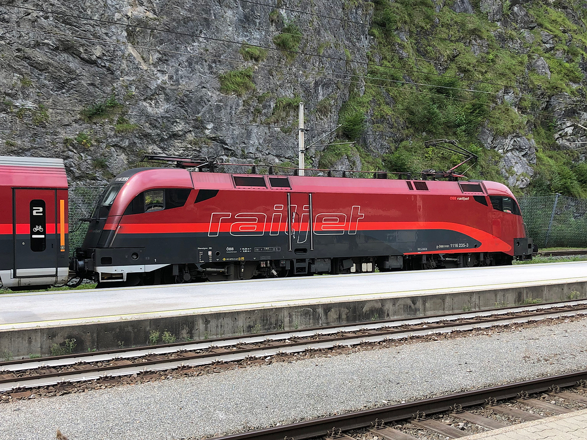 1116 235-3 am samstäglichen Zusatz RailJet 1286/1287 von Feldkirch bis München Hbf und retour. Aufgenommen im Bahnhof Imst-Pitztal am 22.08.2020