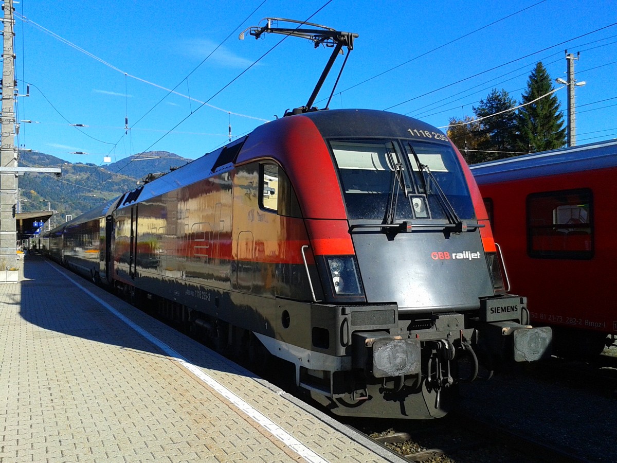 1116 235-3 am Zugschluss des railjet 632 (Lienz - Wien Hbf) am 22.10.2015 in Lienz.
