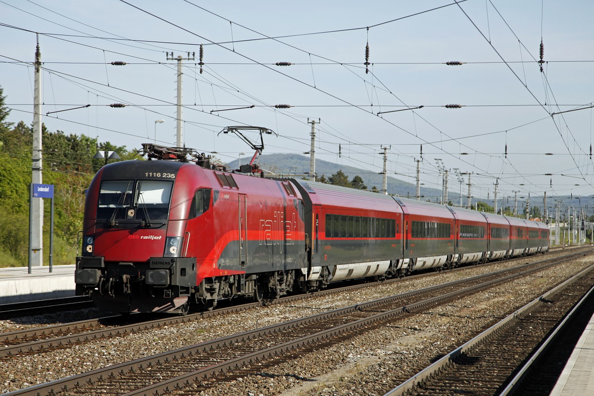 1116 235 durcheilt mit einem Railjet am 10.05.2017 den Bahnhof Leobersdorf.