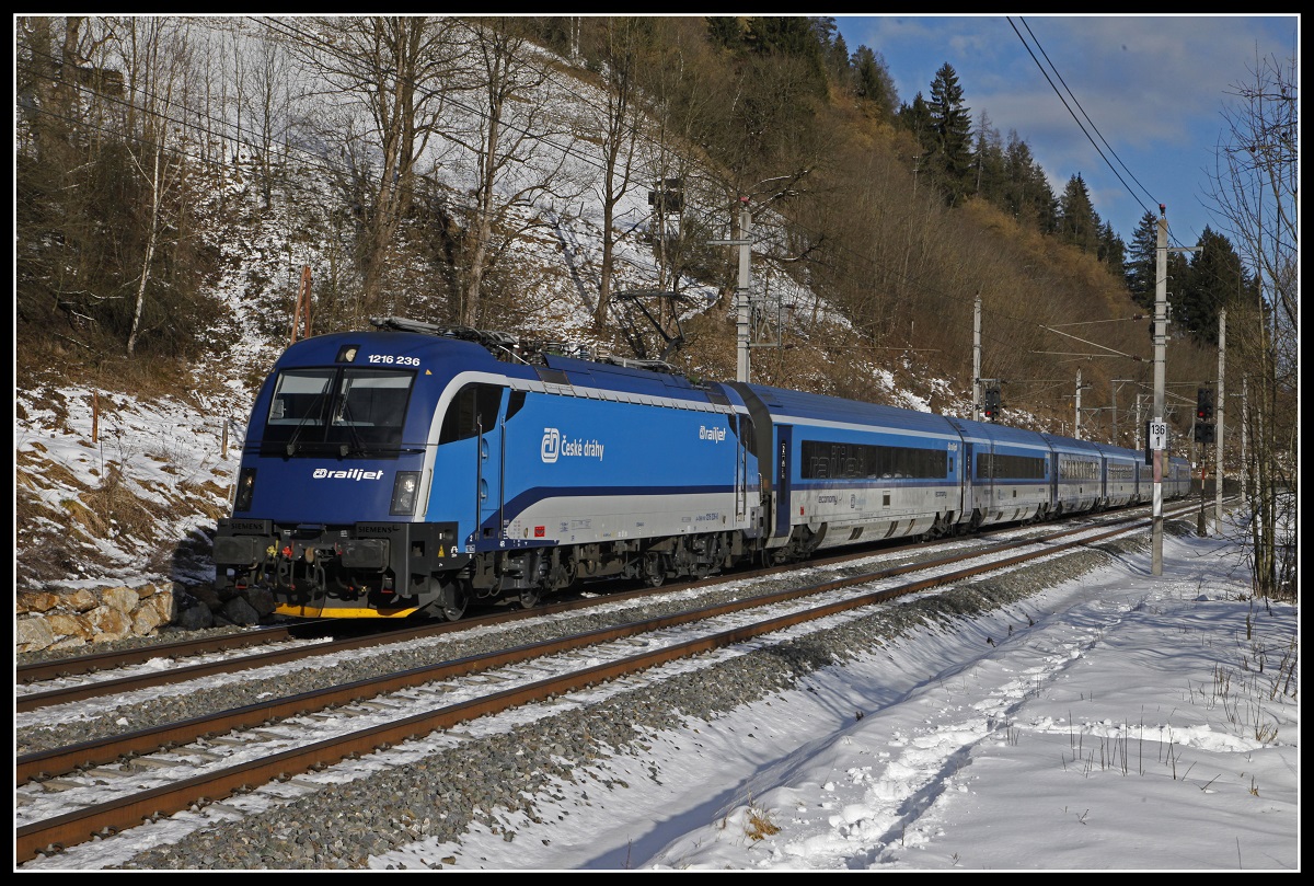 1116 236 mit Railjet bei Wartberg im Mürztal am 6.02.2020.