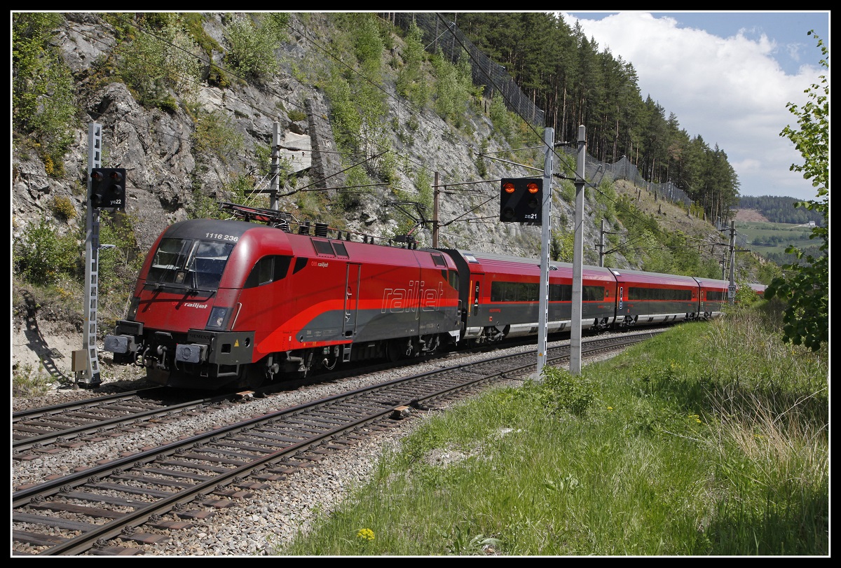 1116 236 mit Railjet bei Breitenstein am 18.05.2020.
