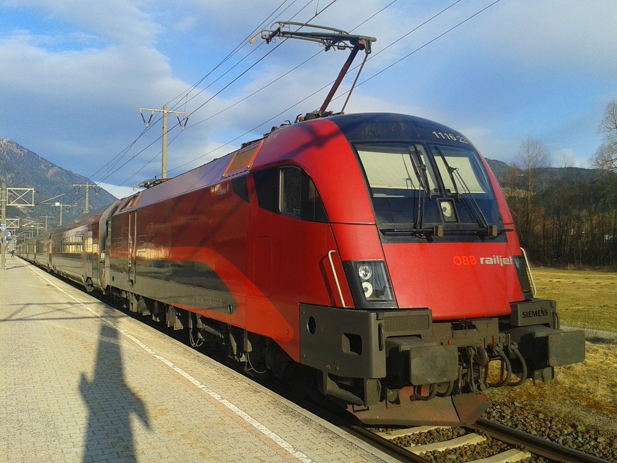 1116 237-9 am Zugschluss des railjet 632 (Lienz - Wien Hbf) am 12.3.2015 beim Halt in Greifenburg-Weißensee.