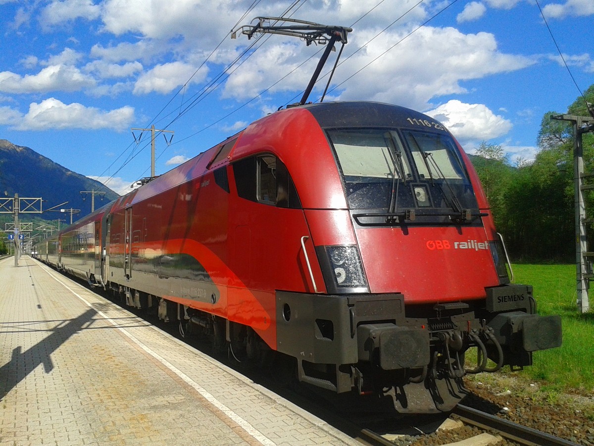 1116 237-9 schiebt am 7.5.2015 den railjet 632 von Lienz nach Wien Hbf. Hier beim Halt in Greifenburg-Weißensee.