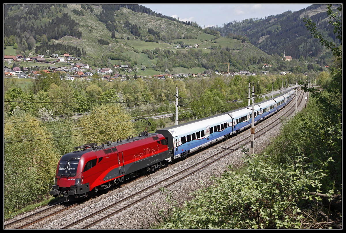 1116 237 mit Railjet bei Niklasdorf am 25.04.2018.