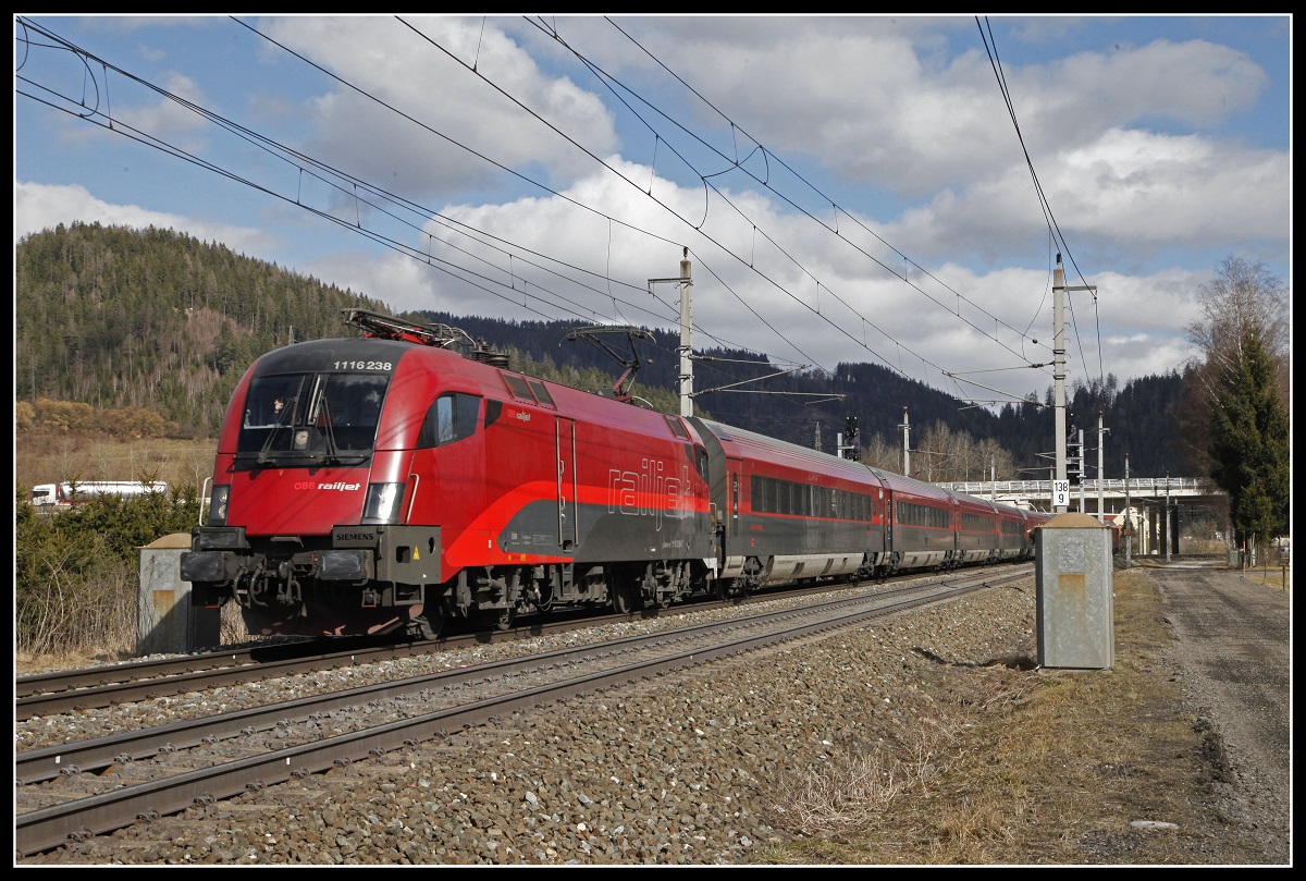 1116 238 mit Railjet bei Kindberg am 27.02.2020.